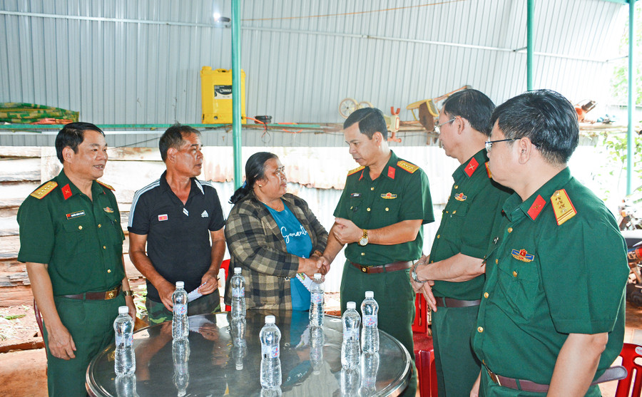 Lãnh đạo Binh đoàn 15 và đoàn công tác thăm gia đình bà Y H&apos;Lơi (làng Ghè, xã Ia Dơk, huyện Đức Cơ). Ảnh: Sơn Tùng