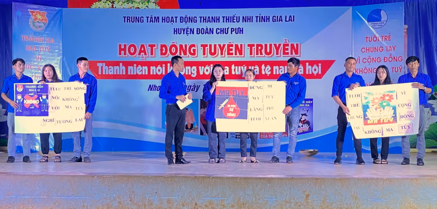 Đoàn viên, thanh niên tham gia thi tìm hiểu kiến thức về phòng-chống ma túy. Ảnh: Hà Đức Thành