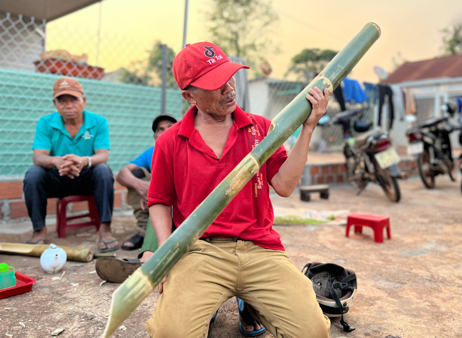 Tùy vào độ dài-ngắn, to-nhỏ mà mỗi chiếc chiêng tre cho âm thanh khác nhau. Ảnh: Phương Linh Tùy vào độ dài-ngắn, to-nhỏ mà mỗi chiếc chiêng tre cho âm thanh khác nhau. Ảnh: Phương Linh