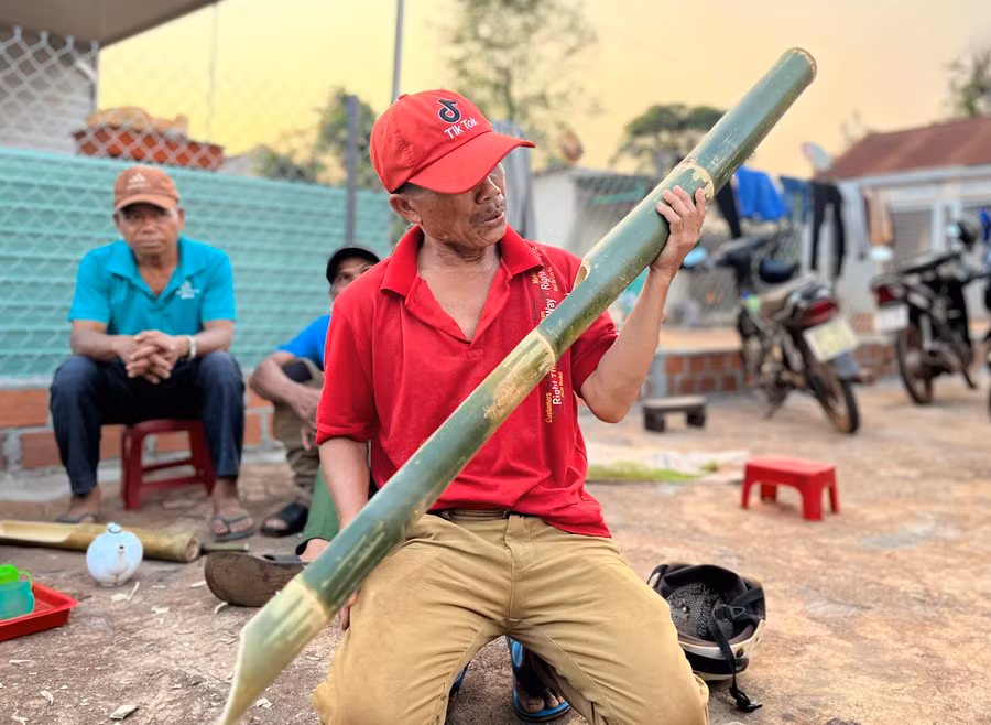 Tùy vào độ dài-ngắn, to-nhỏ mà mỗi chiếc chiêng tre cho âm thanh khác nhau. Ảnh: Phương Linh