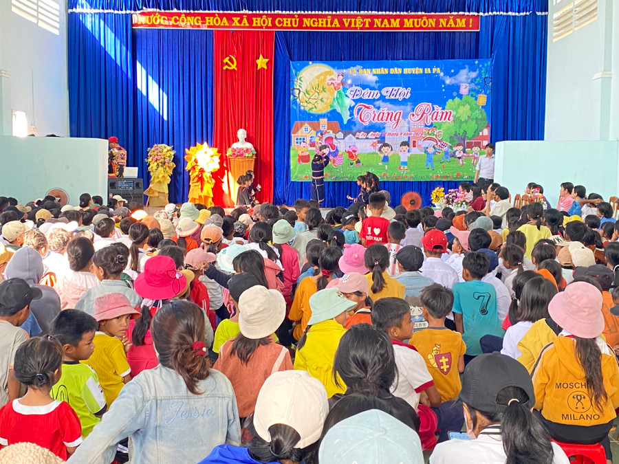 Thiếu nhi huyện Ia Pa vui Tết Trung thu. Ảnh: Mai Linh Thiếu nhi huyện Ia Pa vui Tết Trung thu. Ảnh: Mai Linh