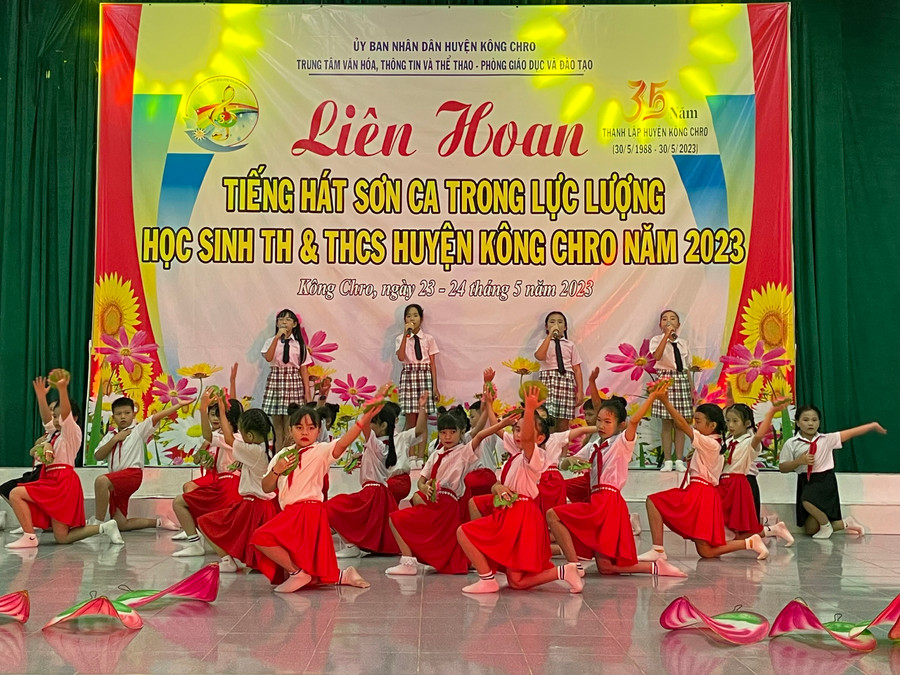 Tiết mục dự thi của Trường Tiểu học Nguyễn Thị Minh Khai, thị trấn Kông Chro. Ảnh: Phương Liên