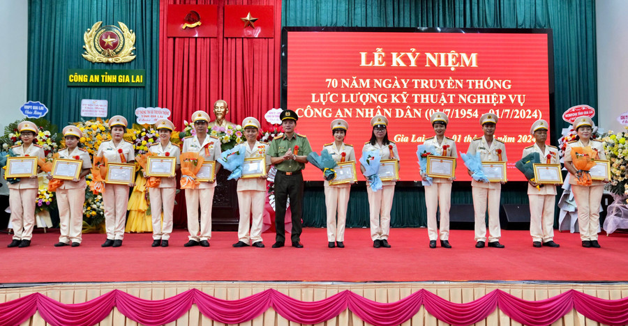Đại tá Nguyễn Ngọc Sơn-Phó Giám đốc Công an tỉnh trao giấy khen của Cục Kỹ thuật nghiệp vụ và Giám đốc Công an tỉnh cho các tập thể, cá nhân có thành tích xuất sắc trong công tác, chiến đấu. Ảnh: Hồng Cúc Đại tá Nguyễn Ngọc Sơn-Phó Giám đốc Công an tỉnh trao giấy khen của Cục Kỹ thuật nghiệp vụ và Giám đốc Công an tỉnh cho các tập thể, cá nhân có thành tích xuất sắc trong công tác, chiến đấu. Ảnh: Hồng Cúc