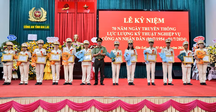 Đại tá Nguyễn Ngọc Sơn-Phó Giám đốc Công an tỉnh trao giấy khen của Cục Kỹ thuật nghiệp vụ và Giám đốc Công an tỉnh cho các tập thể, cá nhân có thành tích xuất sắc trong công tác, chiến đấu. Ảnh: Hồng Cúc