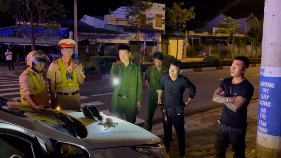 Lực lượng chức năng khám xét người và phương tiện. Ảnh: Quang Ngọc