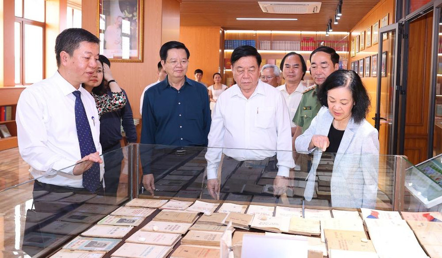 Đồng chí Trương Thị Mai-Ủy viên Bộ Chính trị, Thường trực Ban Bí thư, Trưởng ban Tổ chức Trung ương (bìa phải) làm Chủ tịch Hội đồng Xuất bản “Văn kiện Đảng toàn tập (1924-2020). Ảnh nguồn Báo Lao Động