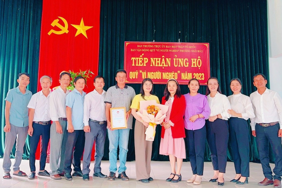 Gia đình ông Đặng Quý Chuyên (thứ 6 từ trái qua) ủng hộ 30 triệu đồng cho Quỹ “Vì người nghèo” phường Ngô Mây. Ảnh: Lê Đại Gia đình ông Đặng Quý Chuyên (thứ 6 từ trái qua) ủng hộ 30 triệu đồng cho Quỹ “Vì người nghèo” phường Ngô Mây. Ảnh: Lê Đại