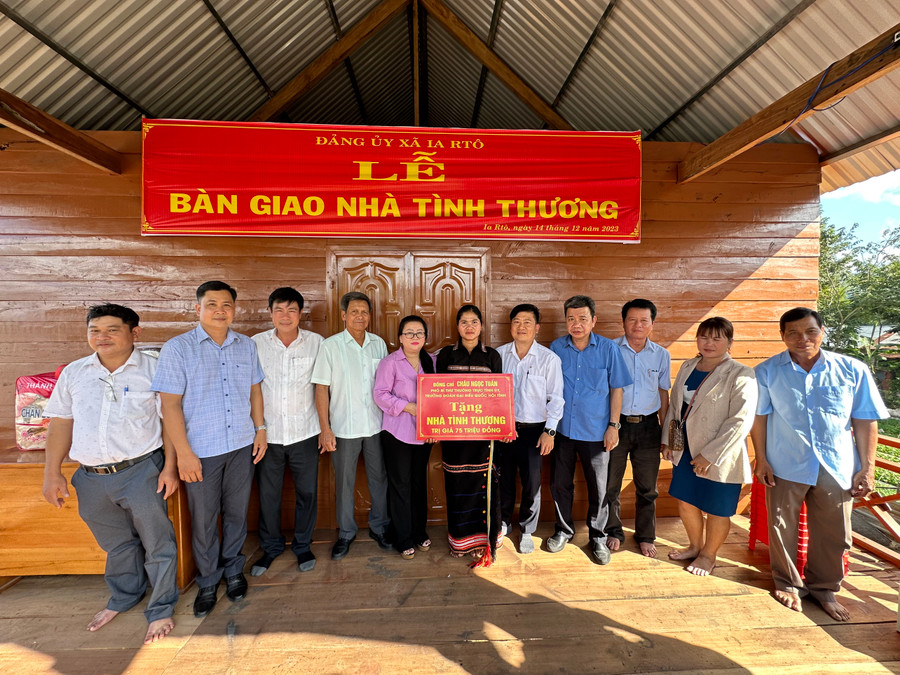 Đoàn công tác trao “Nhà tình thương” cho hộ bà Ksor H’Yah, buôn Jứ Ama Nai, xã Ia Rtô. Ảnh: Nguyễn Sang Đoàn công tác trao “Nhà tình thương” cho hộ bà Ksor H’Yah, buôn Jứ Ama Nai, xã Ia Rtô. Ảnh: Nguyễn Sang