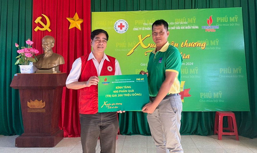 Đại diện công ty Phân bón và Hóa chất Dầu khí miền Trung trao 400 phần quà cho Hội Chữ thập đỏ tỉnh nhằm tặng cho các hộ nghèo chuẩn bị đón Tết cổ truyền của dân tộc. Ảnh: Hồng Ngọc