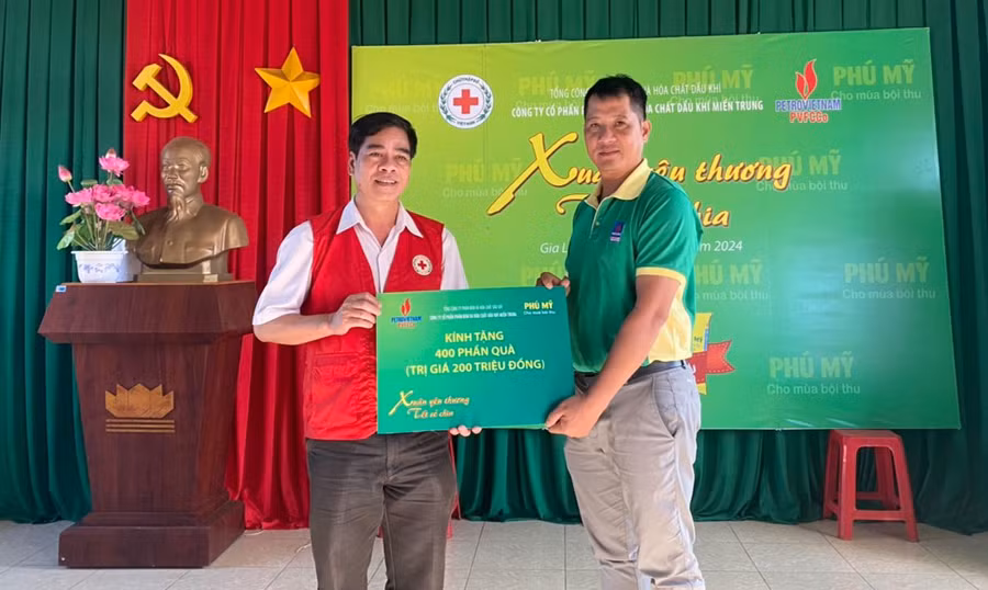 Đại diện công ty Phân bón và Hóa chất Dầu khí miền Trung trao 400 phần quà cho Hội Chữ thập đỏ tỉnh nhằm tặng cho các hộ nghèo chuẩn bị đón Tết cổ truyền của dân tộc. Ảnh: Hồng Ngọc