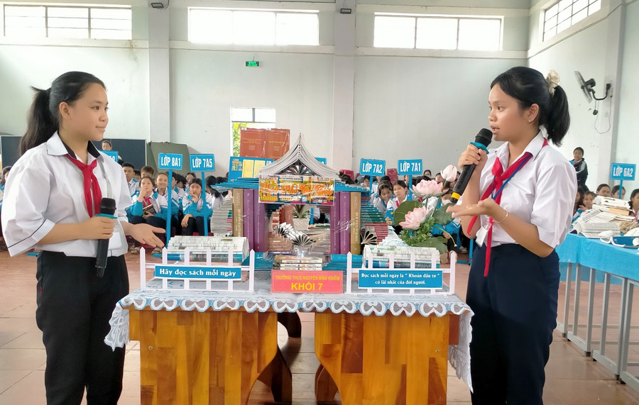 Học sinh thuyết trình về mô hình trưng bày sách. Ảnh: Hồng Hạnh