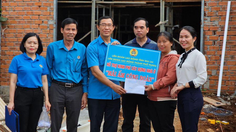 Liên đoàn Lao động TP. Pleiku trao kinh phí hỗ trợ nhà "Mái ấm Công đoàn" cho đoàn viên Thái Thị Thúy-đoàn viên CĐCS Trường THCS Lương Thế Vinh. Ảnh: Bá Bính Liên đoàn Lao động TP. Pleiku trao kinh phí hỗ trợ nhà "Mái ấm Công đoàn" cho đoàn viên Thái Thị Thúy-đoàn viên CĐCS Trường THCS Lương Thế Vinh. Ảnh: Bá Bính
