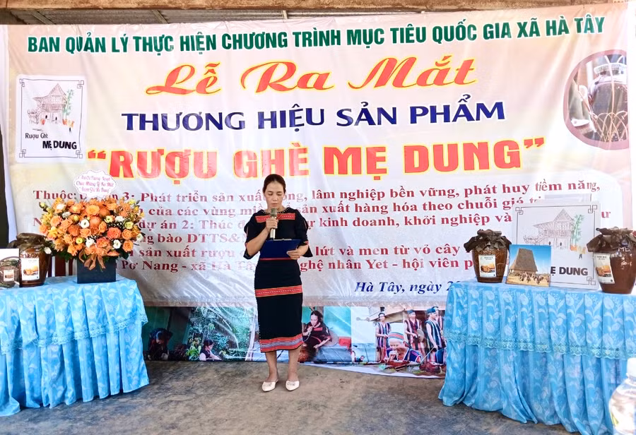 Quang cảnh lễ ra mắt thương hiệu "Rượu ghè Mẹ Dung". Ảnh: Gia Hân