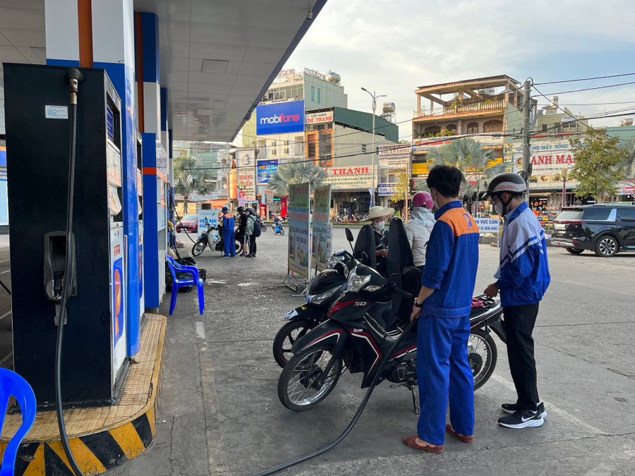 Chiều 11-4, giá xăng dịch chuyển nhẹ, dầu tăng hơn 500 đồng/lít. Ảnh: Phương Vi