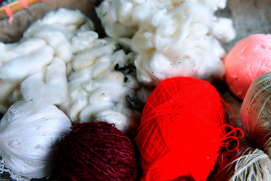 Ngoài các loại sợi bông tự làm, tự nhuộm màu từ các loại cây rừng, nhiều chị em phụ nữ cũng sử dụng thêm các loại chỉ công nghiệp có màu sắc tươi tắn, đa dạng để làm đẹp thêm cho tấm thổ cẩm.