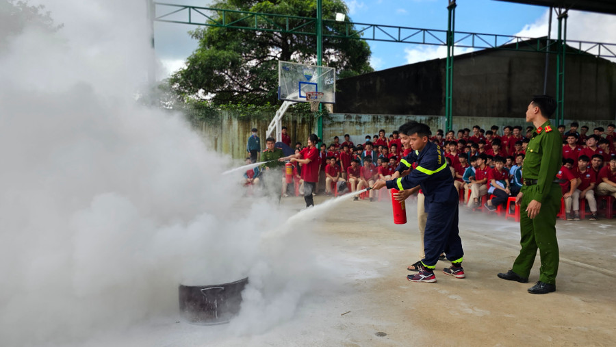 Các em học sinh thực hành dập tắt đám cháy bằng bình chữa cháy cầm tay. Ảnh: Bá Bính Các em học sinh thực hành dập tắt đám cháy bằng bình chữa cháy cầm tay. Ảnh: Bá Bính