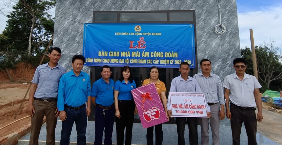 Liên đoàn Lao động huyện Kbang trao "Mái ấm Công đoàn" cho gia đình chị Hoàng Thị Lựu. Ảnh: Hồng Hạnh Liên đoàn Lao động huyện Kbang trao "Mái ấm Công đoàn" cho gia đình chị Hoàng Thị Lựu. Ảnh: Hồng Hạnh