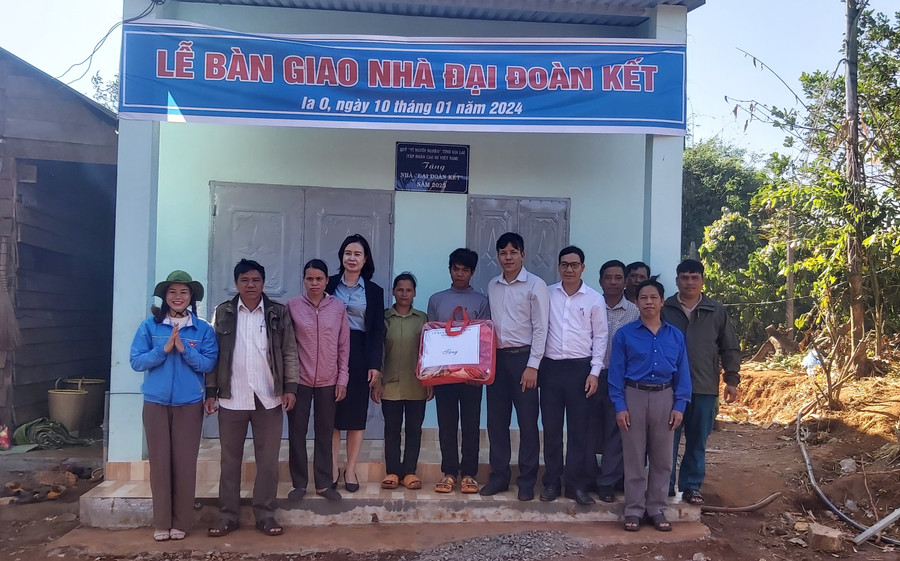 Đoàn công tác bàn giao nhà cho gia đình ông Rơ Châm Sinh, xã Ia O, huyện Chư Prông. Ảnh: Ngọc Anh Đoàn công tác bàn giao nhà cho gia đình ông Rơ Châm Sinh, xã Ia O, huyện Chư Prông. Ảnh: Ngọc Anh