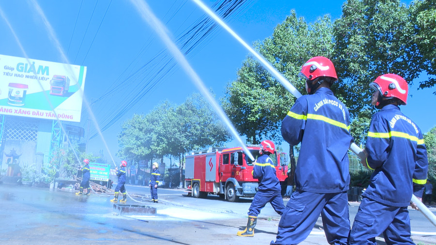 Lực lượng Cảnh sát Phòng cháy chữa cháy và Cứu nạn cứu hộ Công an tỉnh tham gia thực hành chữa cháy tại huyện Chư Prông. Ảnh: Khánh Linh Lực lượng Cảnh sát Phòng cháy chữa cháy và Cứu nạn cứu hộ Công an tỉnh tham gia thực hành chữa cháy tại huyện Chư Prông. Ảnh: Khánh Linh