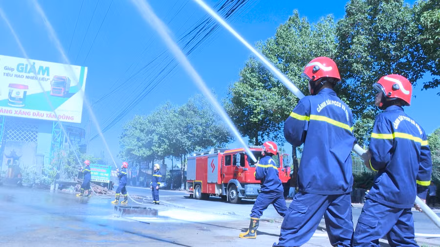 Lực lượng Cảnh sát Phòng cháy chữa cháy và Cứu nạn cứu hộ Công an tỉnh tham gia thực hành chữa cháy tại huyện Chư Prông. Ảnh: Khánh Linh