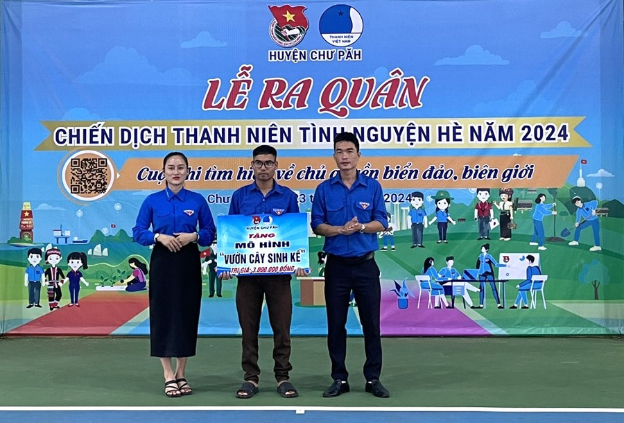 Tặng 1 mô hình “Vườn cây sinh kế” cho thanh niên tại xã Chư Đang Ya. Ảnh: Hà Đức Thành