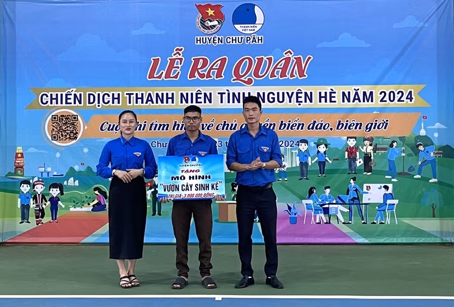 Tặng 1 mô hình “Vườn cây sinh kế” cho thanh niên tại xã Chư Đang Ya. Ảnh: Hà Đức Thành