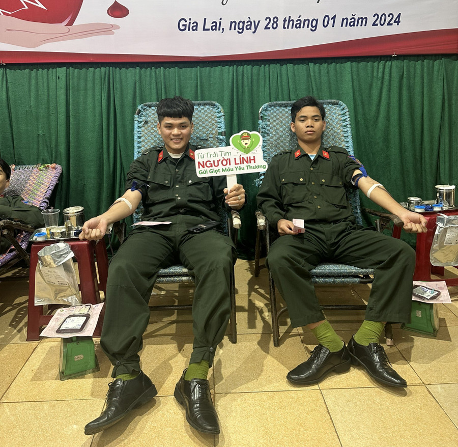 Cán bộ, chiến sĩ Phòng Cảnh sát Cơ động tham gia hiến máu. Ảnh: Hồng Ngọc Cán bộ, chiến sĩ Phòng Cảnh sát Cơ động tham gia hiến máu. Ảnh: Hồng Ngọc