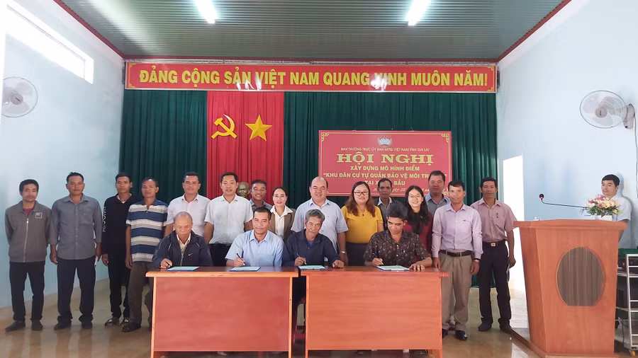 Các khu dân cư đã ký cam kết thực hiện các quy định về bảo vệ môi trường. Ảnh: Ngọc Anh