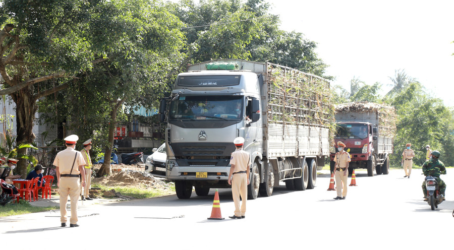 Lực lượng Cảnh sát Giao thông kiểm soát xe quá khổ, quá tải. Ảnh: P.V Lực lượng Cảnh sát Giao thông kiểm soát xe quá khổ, quá tải. Ảnh: P.V