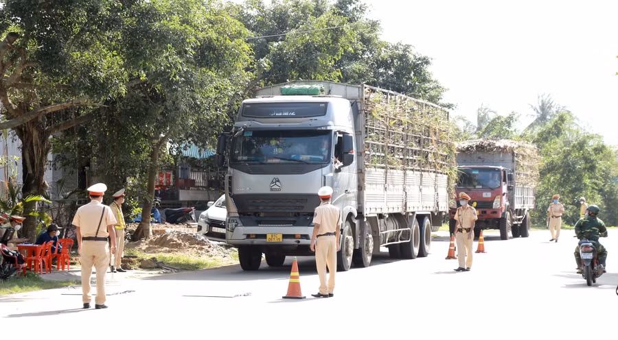 Lực lượng Cảnh sát Giao thông kiểm soát xe quá khổ, quá tải. Ảnh: P.V