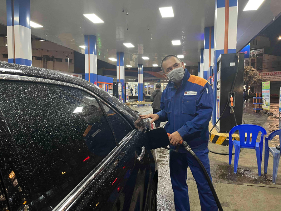 Chiều 4-7, giá xăng tiếp tục tăng từ 447 đồng/lít. Ảnh: Phương Vi