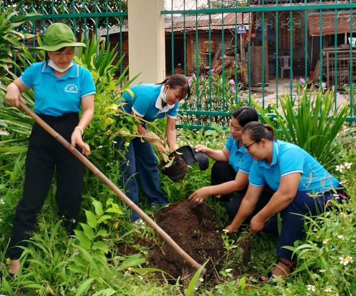 Hội viên phụ nữ thị xã Ayun Pa trồng cây tại Khu tưởng niệm nhà giáo Nay Der. Ảnh: Minh Vy Hội viên phụ nữ thị xã Ayun Pa trồng cây tại Khu tưởng niệm nhà giáo Nay Der. Ảnh: Minh Vy
