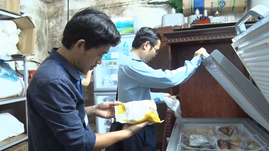 Đoàn liên ngành của TP. Pleiku kiểm tra hộ kinh doanh tại phường Hội Thương. Ảnh: Bá Bính