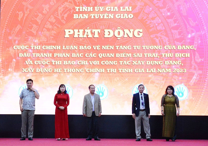 Các đại biểu bấm nút phát động 2 cuộc thi. Ảnh: Phương Dung Các đại biểu bấm nút phát động 2 cuộc thi. Ảnh: Phương Dung