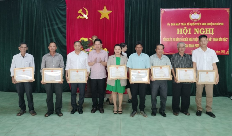 Chủ tịch UBND huyện Chư Pưh đã tặng giấy khen cho 8 tập thể và 8 cá nhân có thành tích xuất sắc trong tổ chức Ngày hội Đại đoàn kết toàn dân tộc. Ảnh: Ngọc Anh