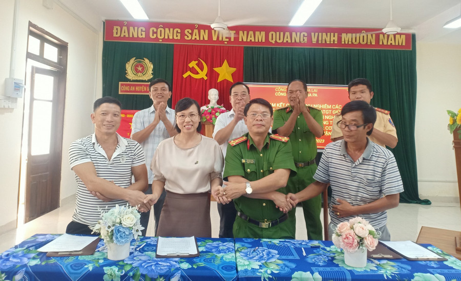 Quang cảnh ký cam kết đảm bảo an toàn giao thông. Ảnh: Như Loan