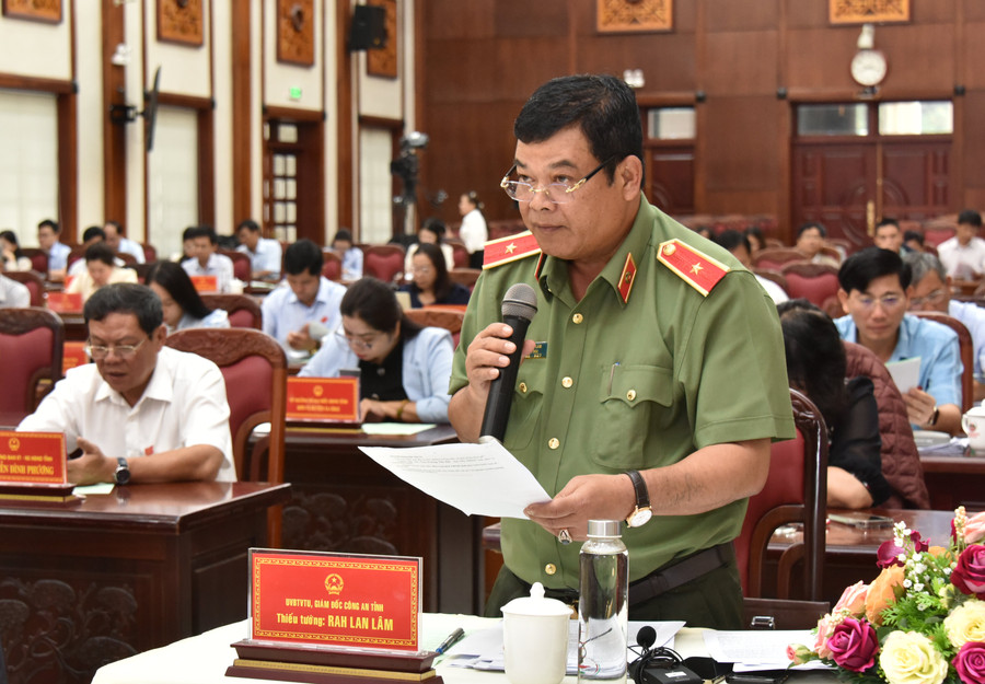 Thiếu tướng Rah Lan Lâm-Giám đốc Công an tỉnh nêu kiến nghị liên quan đến thu hút đầu tư trên địa bàn tỉnh. Ảnh: Đức Thụy