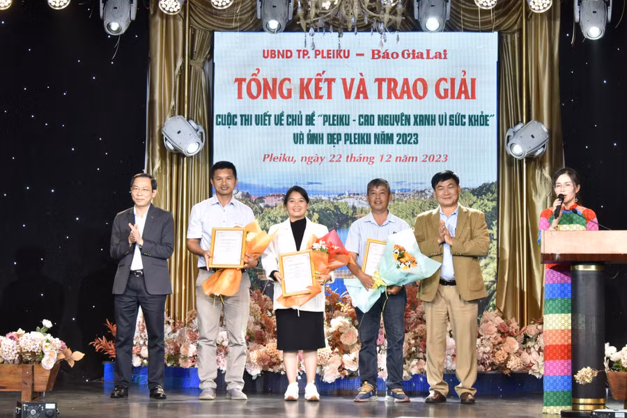 Ban tổ chức trao giấy chứng nhận cho nhóm tác giả đạt giải nhất Cuộc thi viết về chủ đề Pleiku-Cao nguyên xanh vì sức khỏe. Ảnh: Đức Thụy