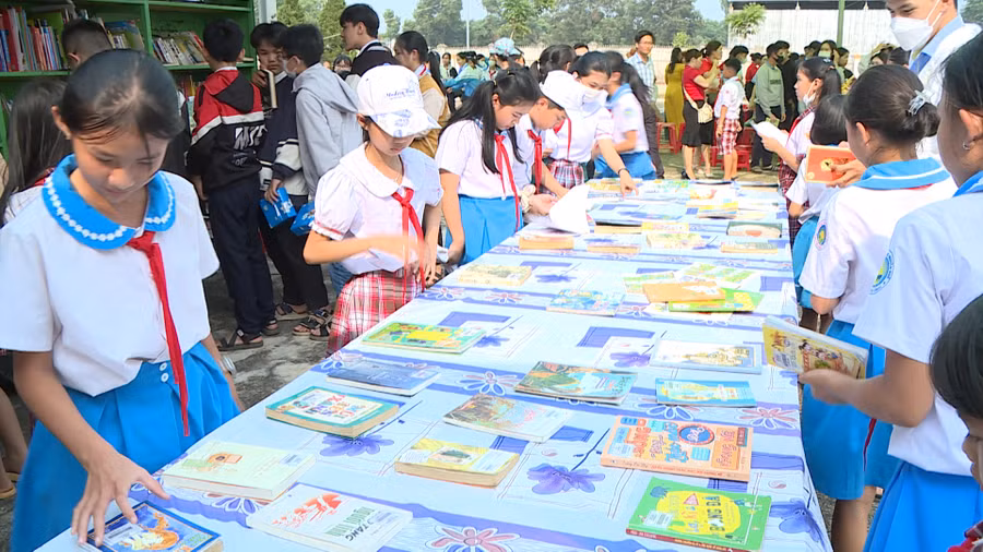 Các học sinh lựa chọn những cuốn sách ưng ý tại thư viện lưu động. Ảnh: Phương Lộc Các học sinh lựa chọn những cuốn sách ưng ý tại thư viện lưu động. Ảnh: Phương Lộc