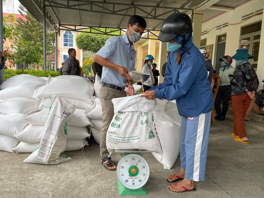 Phòng Lao động-Thương binh và Xã hội huyện đã phối hợp với chính quyền các xã, thị trấn chủ động thông báo, cấp phát kịp thời cho các đối tượng. Ảnh: Tuyết Mai