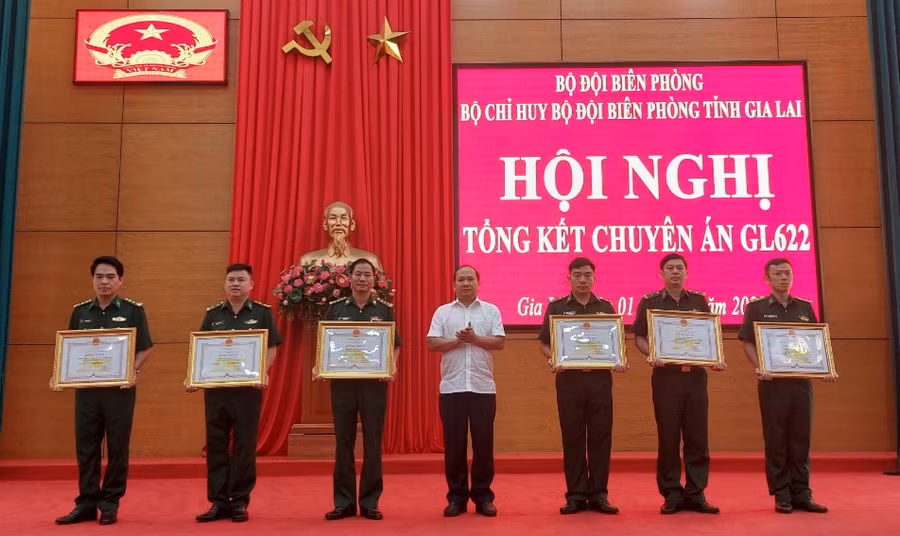 Phó Bí thư Tỉnh ủy Rah Lan Chung trao bằng khen cho các cá nhân có thành tích xuất sắc trong thực hiện Chuyên án GL622 của Bộ Chỉ huy Bộ đội Biên phòng tỉnh. Ảnh: Vĩnh Hoàng