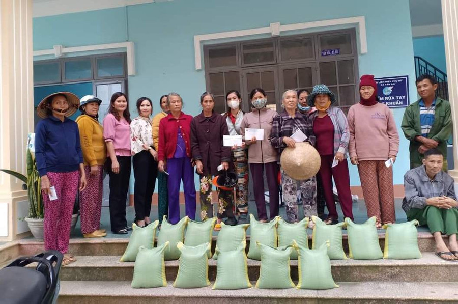 Đoàn công tác tặng quà cho người khuyết tật huyện Đak Pơ. Ảnh: Hồng Ngọc Đoàn công tác tặng quà cho người khuyết tật huyện Đak Pơ. Ảnh: Hồng Ngọc