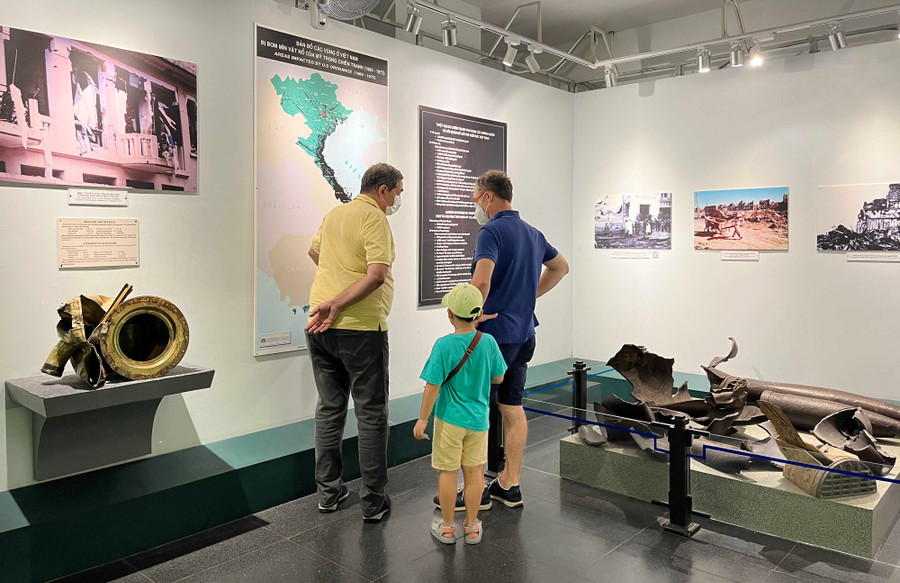 Bảo tàng Chứng tích chiến tranh là nơi trưng bày hiện vật, hình ảnh thể hiện sự khốc liệt, đau thương của chiến tranh tại Việt Nam. Ảnh: P.V
