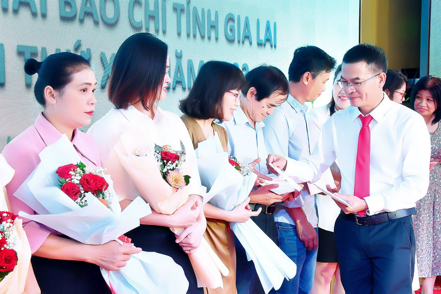 Giám đốc Đài Phát thanh-Truyền hình tỉnh, Phó Chủ tịch Hội Nhà báo tỉnh Đặng Huy Cường trao kỷ niệm chương "Vì sự nghiệp Báo chí Việt Nam" cho các hội viên. Ảnh: Đức Thụy Giám đốc Đài Phát thanh-Truyền hình tỉnh, Phó Chủ tịch Hội Nhà báo tỉnh Đặng Huy Cường trao kỷ niệm chương "Vì sự nghiệp Báo chí Việt Nam" cho các hội viên. Ảnh: Đức Thụy