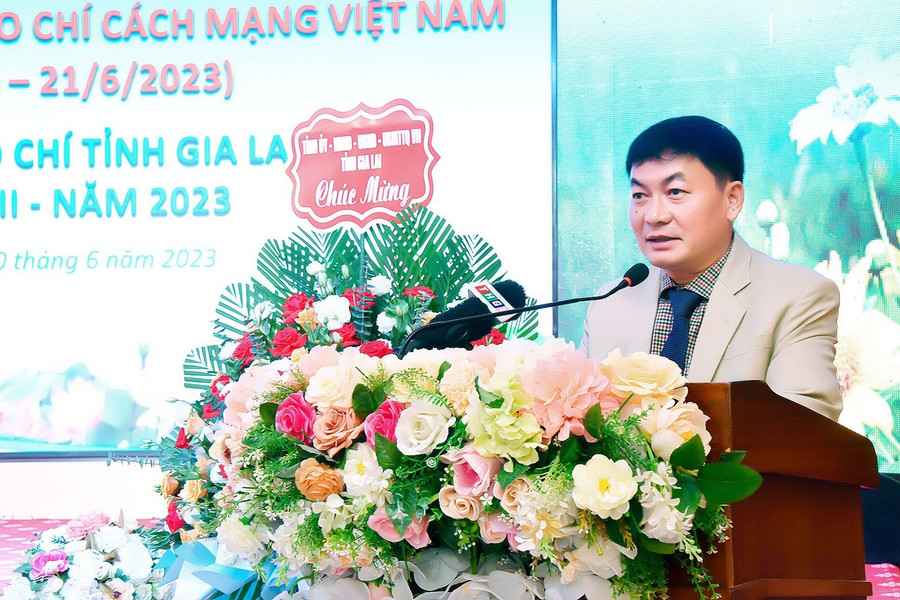 Nhà báo Huỳnh Kiên-Tổng Biên tập Báo Gia Lai, Chủ tịch Hội Nhà báo tỉnh phát biểu đáp từ tại buổi tọa đàm. Ảnh: Đức Thụy Nhà báo Huỳnh Kiên-Tổng Biên tập Báo Gia Lai, Chủ tịch Hội Nhà báo tỉnh phát biểu đáp từ tại buổi tọa đàm. Ảnh: Đức Thụy