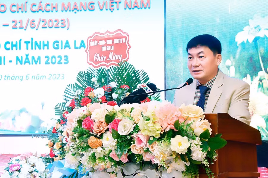 Nhà báo Huỳnh Kiên-Tổng Biên tập Báo Gia Lai, Chủ tịch Hội Nhà báo tỉnh phát biểu đáp từ tại buổi tọa đàm. Ảnh: Đức Thụy