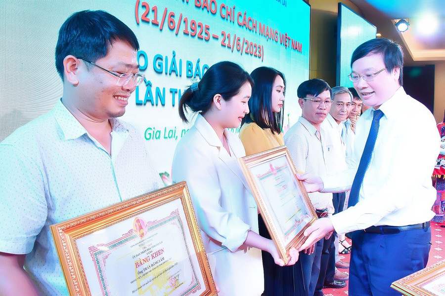 Chủ tịch UBND tỉnh Trương Hải Long trao bằng khen cho các tác giả có thành tích xuất sắc tại các giải báo chí cấp quốc gia năm 2022. Ảnh: Đức Thụy Chủ tịch UBND tỉnh Trương Hải Long trao bằng khen cho các tác giả có thành tích xuất sắc tại các giải báo chí cấp quốc gia năm 2022. Ảnh: Đức Thụy