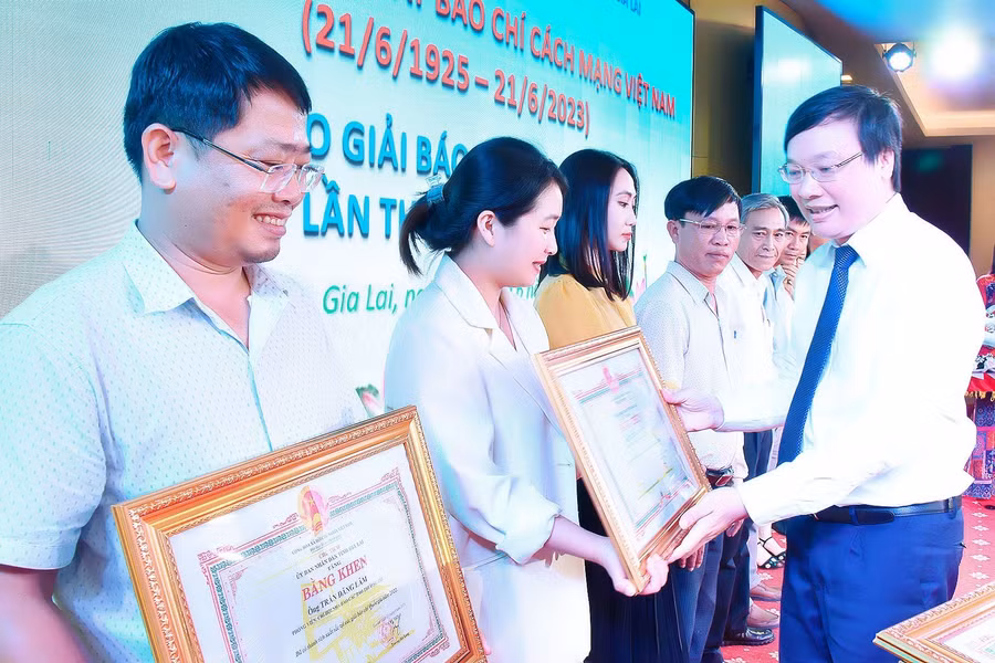 Chủ tịch UBND tỉnh Trương Hải Long trao bằng khen cho các tác giả có thành tích xuất sắc tại các giải báo chí cấp quốc gia năm 2022. Ảnh: Đức Thụy