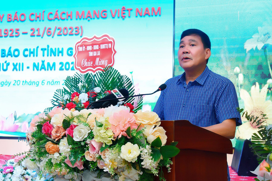 Đại tá Trần Thanh Khiết-Chủ nhiệm Câu lạc bộ Nhà báo cao tuổi phát biểu ý kiến tại buổi tọa đàm. Ảnh: Đức Thụy Đại tá Trần Thanh Khiết-Chủ nhiệm Câu lạc bộ Nhà báo cao tuổi phát biểu ý kiến tại buổi tọa đàm. Ảnh: Đức Thụy