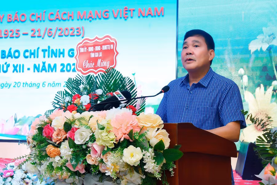 Đại tá Trần Thanh Khiết-Chủ nhiệm Câu lạc bộ Nhà báo cao tuổi phát biểu ý kiến tại buổi tọa đàm. Ảnh: Đức Thụy